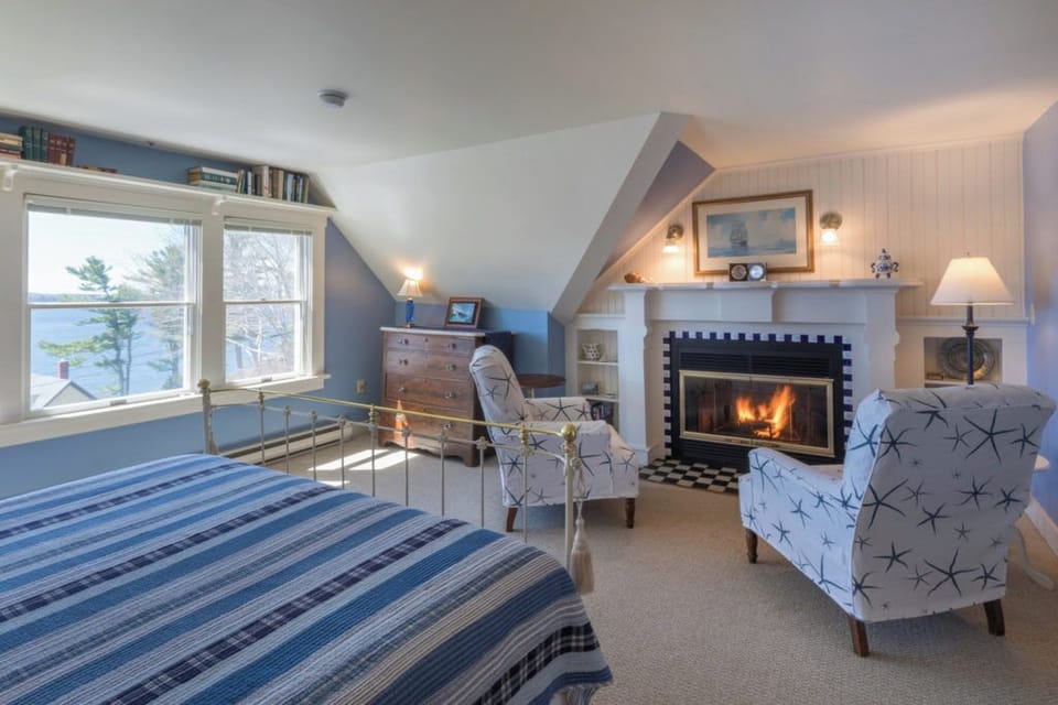 Room, 1 King Bed, Ocean View | Iron/ironing board (on request), WiFi (free)
