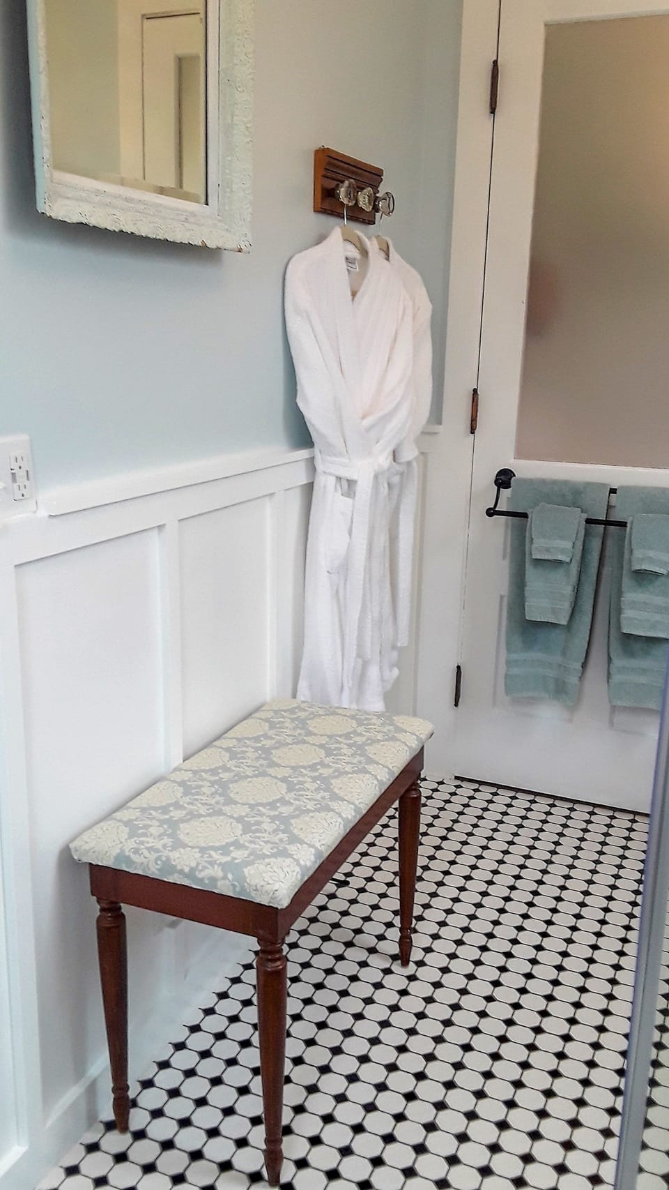 The Monet Room | Bathroom | Free toiletries, hair dryer, bathrobes, towels