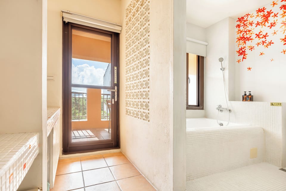 Deluxe Double Room | Bathroom | Shower, rainfall showerhead, free toiletries, hair dryer