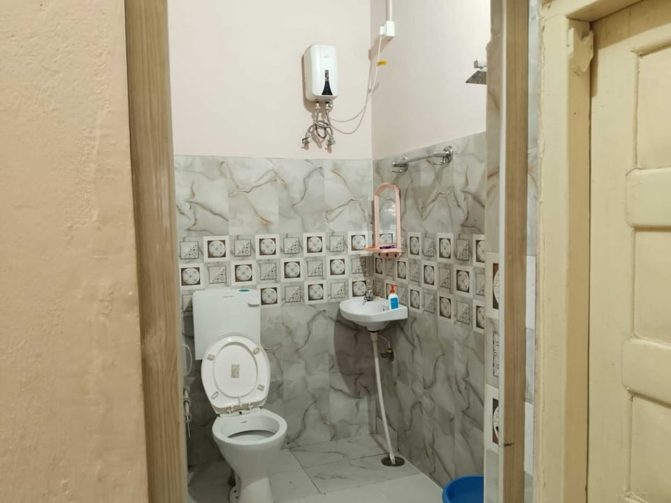 Standard Room, Air conditioning, City View | Bathroom | Shower, free toiletries, towels, soap