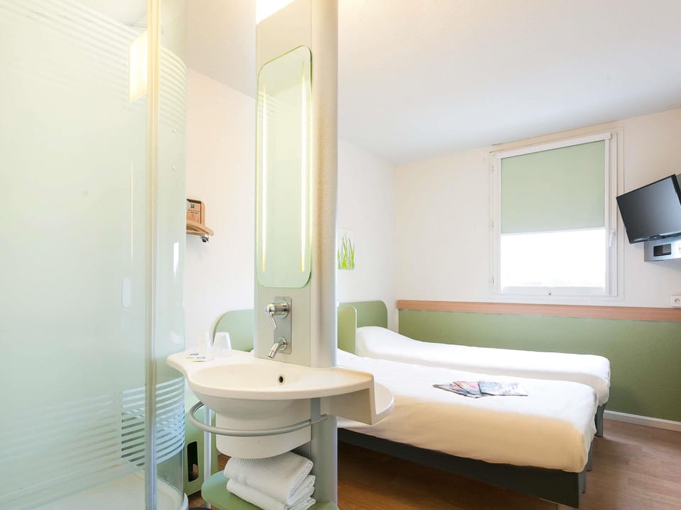Twin Room, 2 Twin Beds | Desk, soundproofing, iron/ironing board, cribs/infant beds