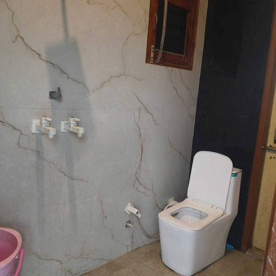Standard Room, Air conditioning | Bathroom | Shower, towels, soap, shampoo