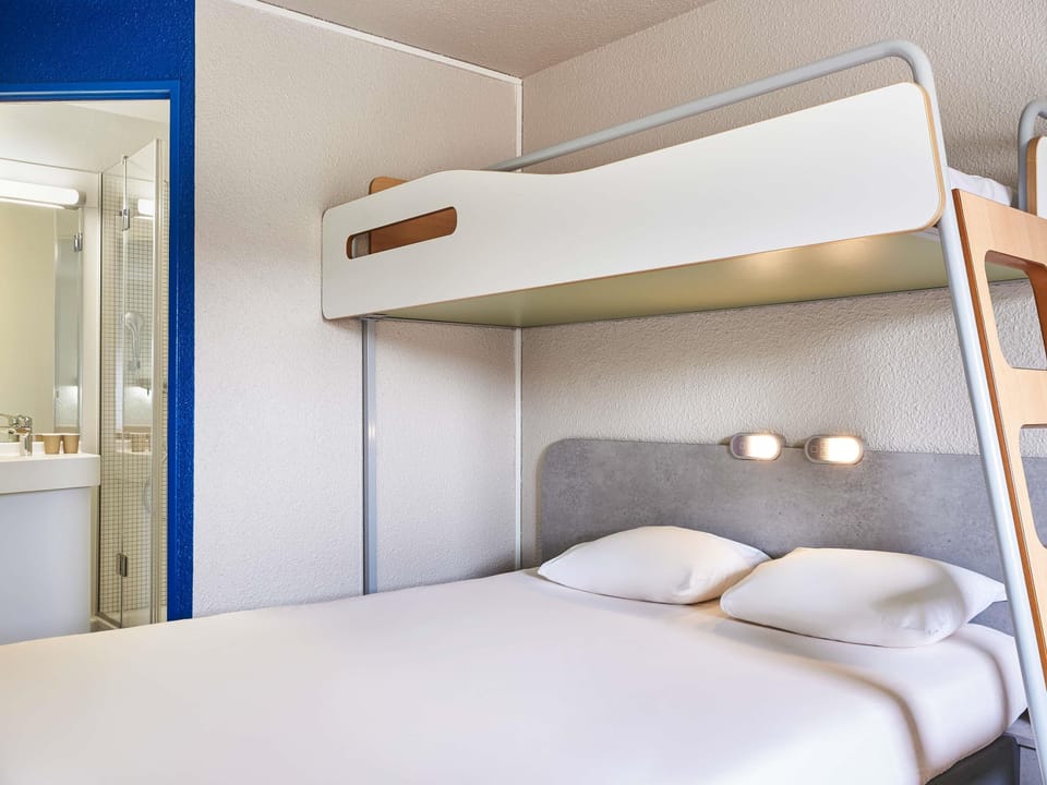Triple Room, Multiple Beds | Desk, free WiFi, bed sheets