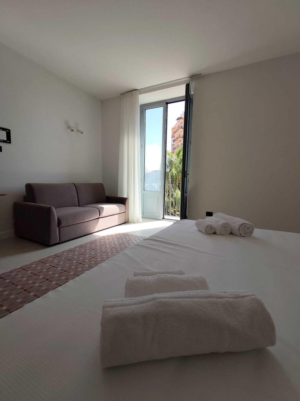 Suite (Pietra nera) | In-room safe, WiFi (free), bed sheets