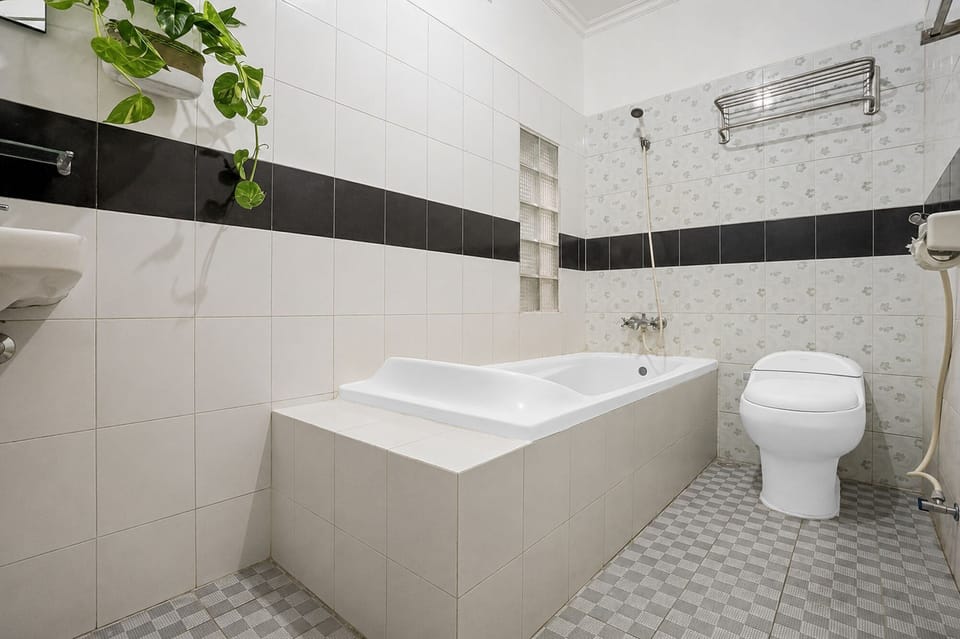 Shower, rainfall showerhead, free toiletries, towels