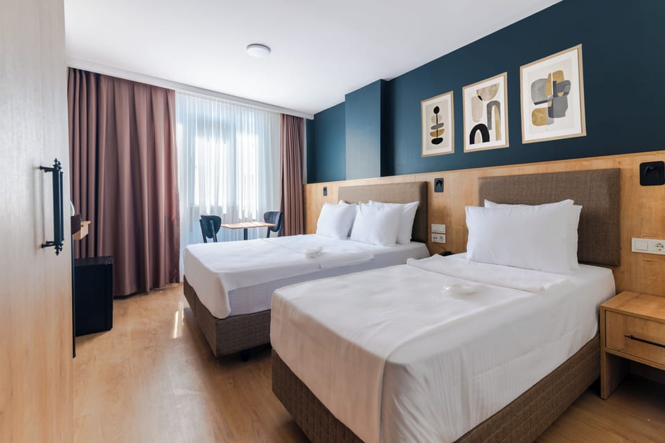 Comfort Twin Room, City View | Egyptian cotton sheets, premium bedding, Select Comfort beds, minibar