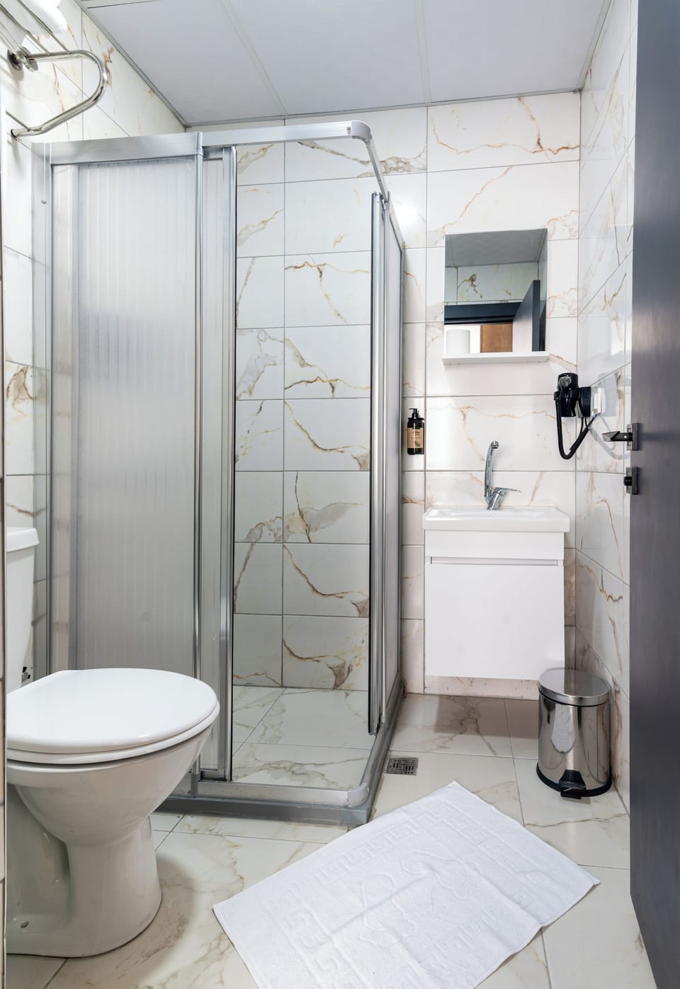 Standard Double Room | Bathroom | Shower, free toiletries, hair dryer, slippers