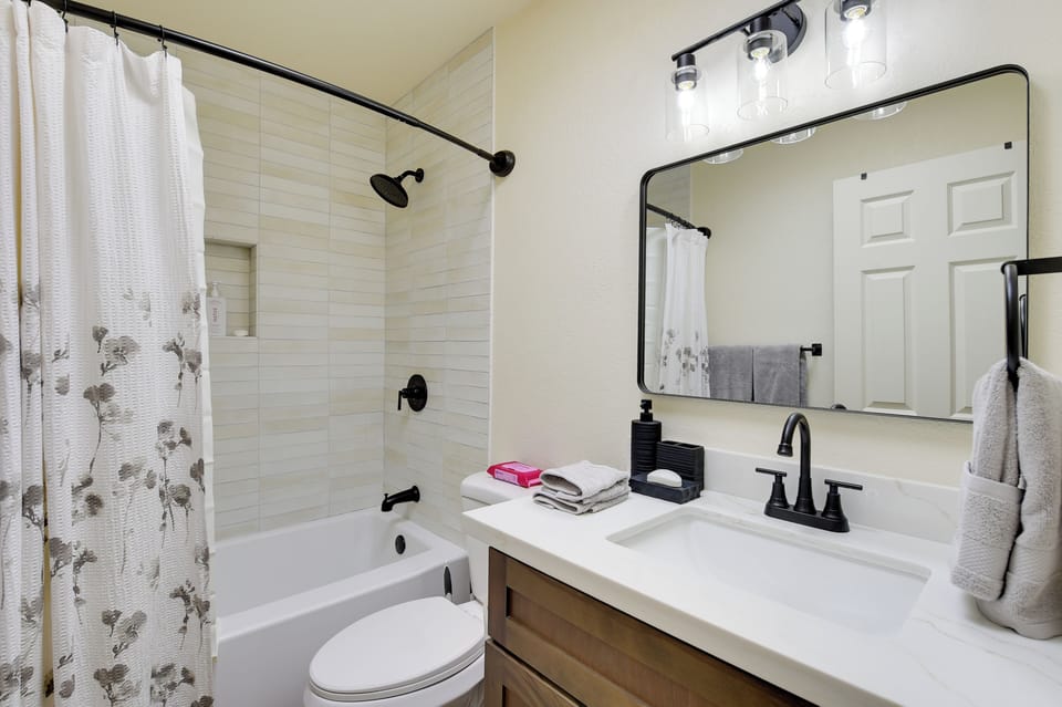 Pool, Hot Tub, Outdoor Kitchen, Near I10 Cottage in Casas Adobes
