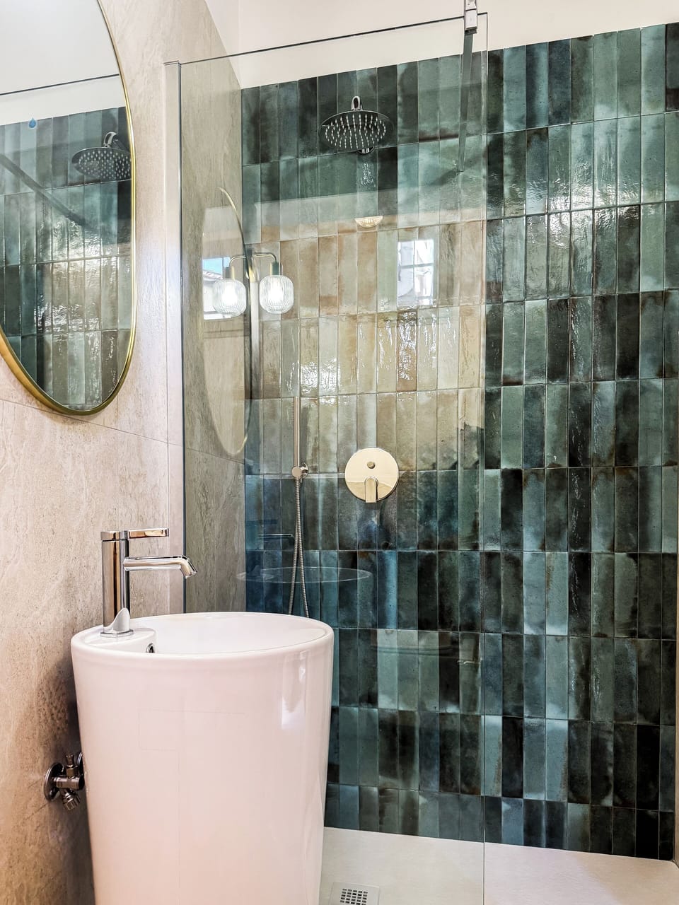 Superior Double Room | Bathroom | Shower, hair dryer, towels, soap