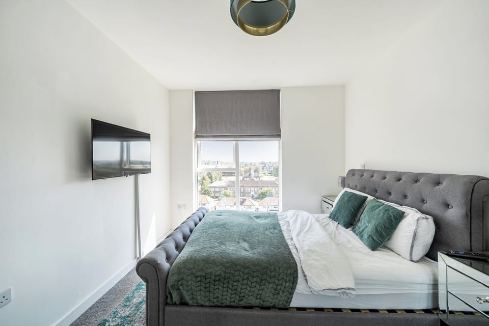 Top Floor Penthouse Near Stadium - Free Parking Apartment in London
