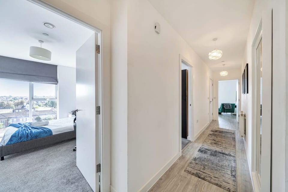 Top Floor Penthouse Near Stadium - Free Parking Apartment in London