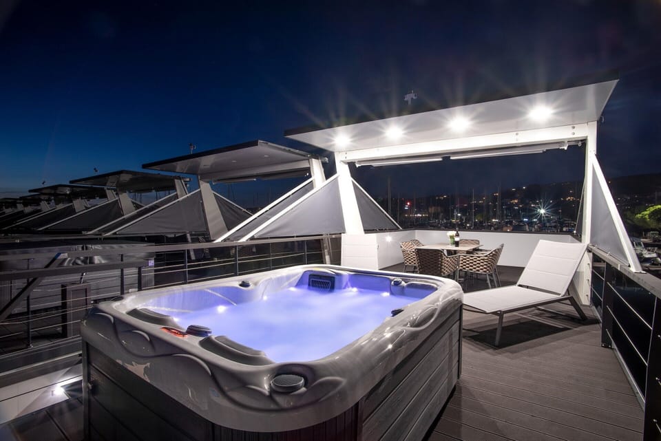 Mobile Home | Outdoor dining