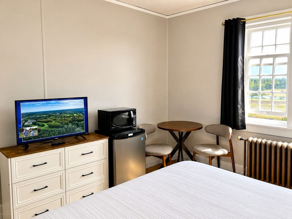 Room, 1 Queen Bed, Private Bathroom, Mountain View | Iron/ironing board (on request), WiFi (free), individually decorated