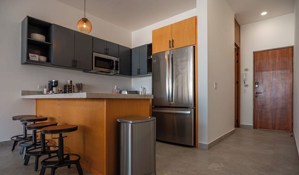 Deluxe Condo, 2 Bedrooms, City View, Ground Floor | Private kitchen | Full-size fridge, microwave, oven, stovetop