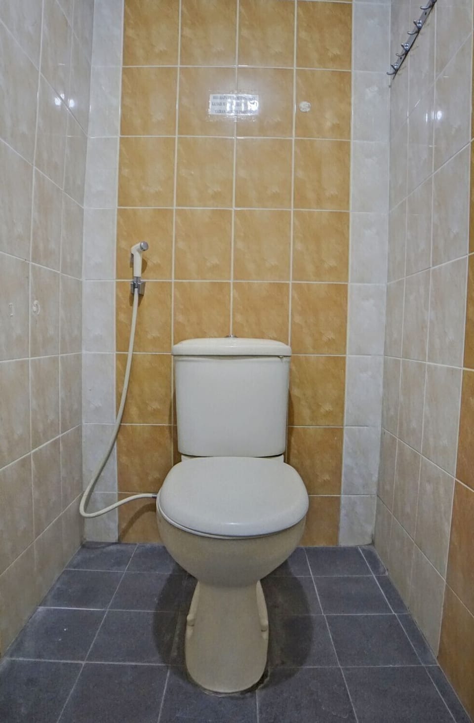 Shower, rainfall showerhead, free toiletries, towels