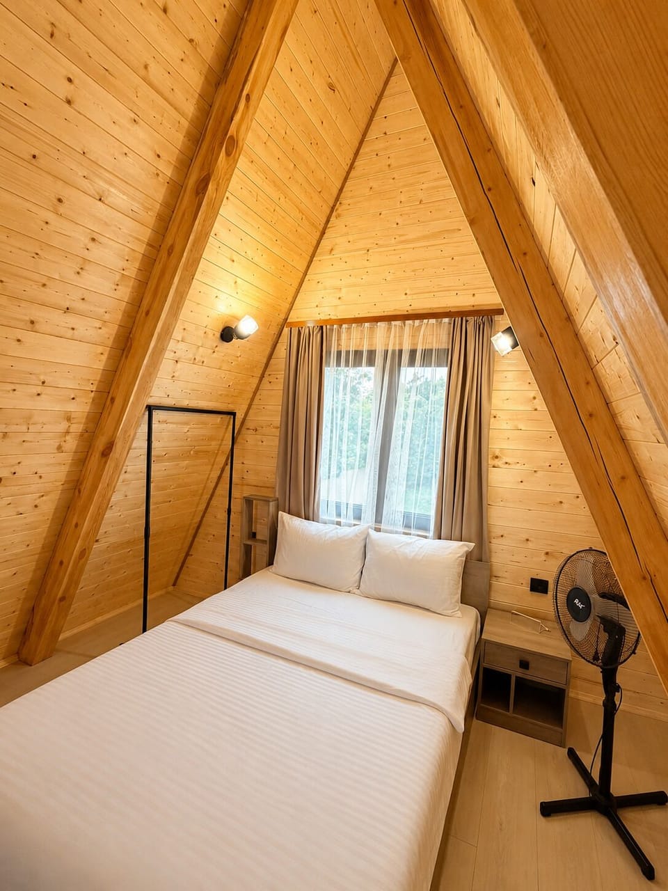 Cottage, Lake View | Iron/ironing board, WiFi (free), bed sheets