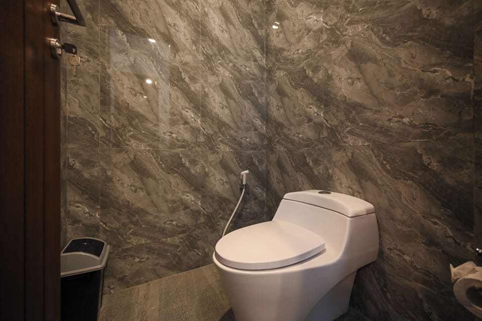 Deluxe Room Pool Access  | Bathroom | Separate tub and shower, free toiletries, towels, soap