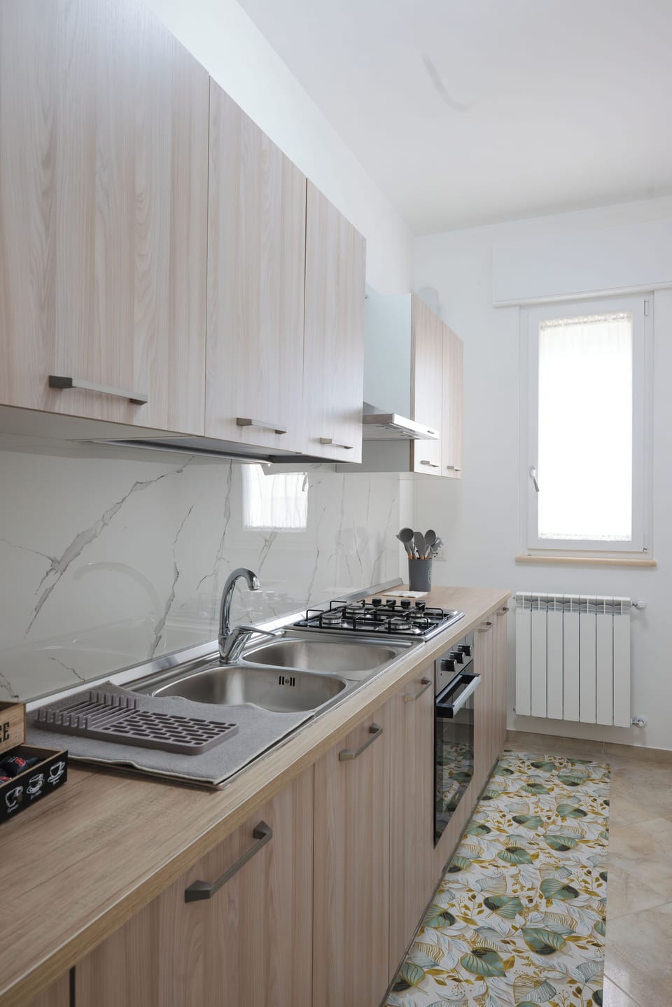 Deluxe Apartment | Private kitchen | Fridge, microwave, oven, stovetop