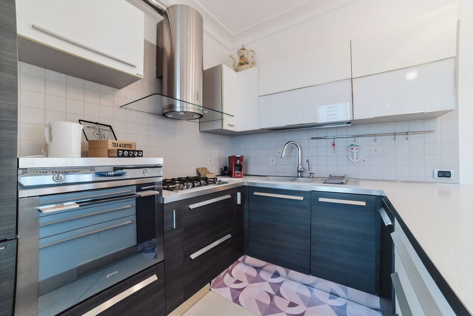 Deluxe Apartment | Private kitchen | Fridge, microwave, oven, stovetop