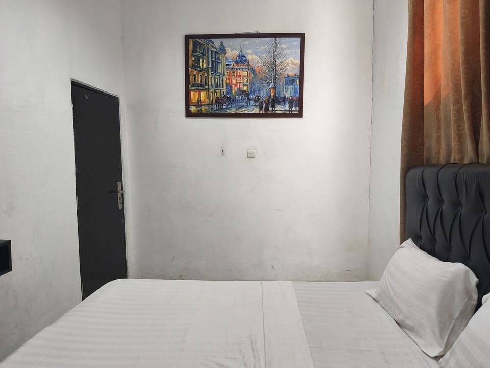 Deluxe Double Room | Desk, WiFi (free), bed sheets