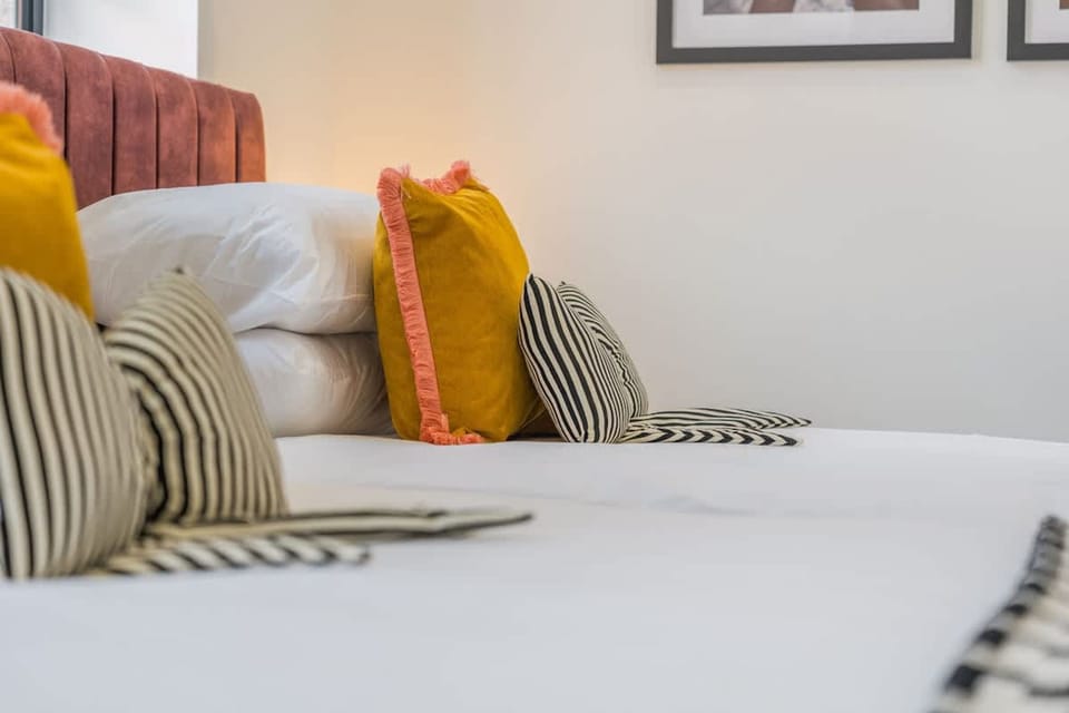 Stylish 2BR Apt Near City Centre - 2 Ensuites Wifi Apartment in Birmingham