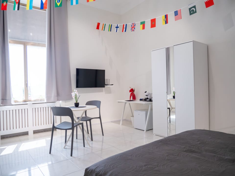 Suite Neapolitan Street | Premium bedding, down comforters, memory foam beds, minibar