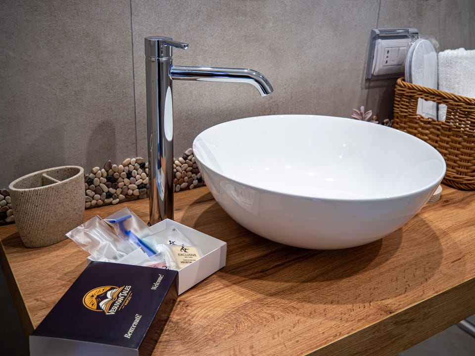 Suite Pompeii | Bathroom | Shower, hydromassage showerhead, free toiletries, hair dryer