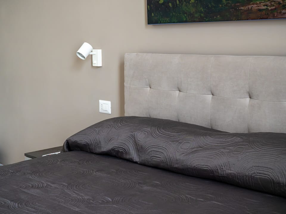 Suite Vesuvius | Premium bedding, down comforters, memory foam beds, minibar