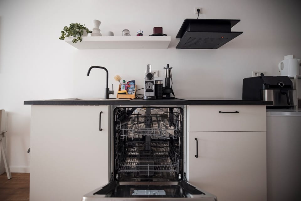 Business Apartment | Private kitchen | Espresso maker, coffee/tea maker, full-size fridge, microwave