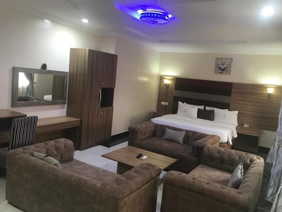 Suite | In-room safe, laptop workspace, blackout drapes, WiFi (free)