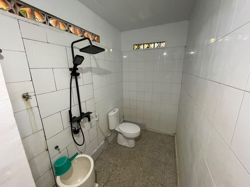 Suite | Bathroom | Shower, rainfall showerhead, free toiletries, towels