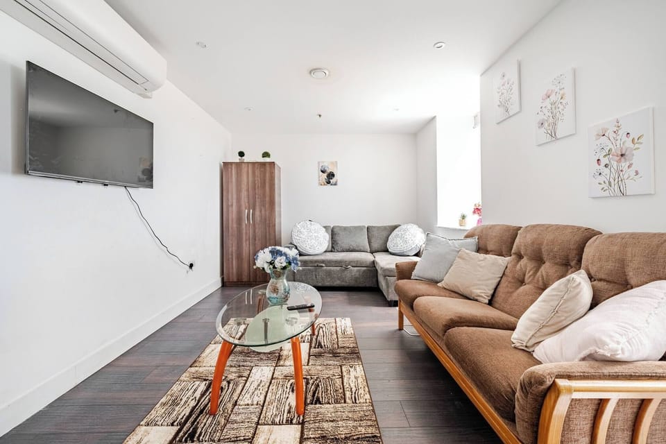Apartment, 1 Bedroom, Accessible | Living room