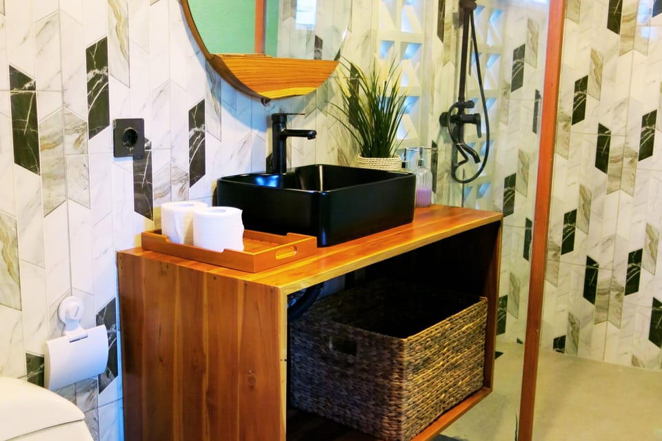 Shower, free toiletries, hair dryer, towels