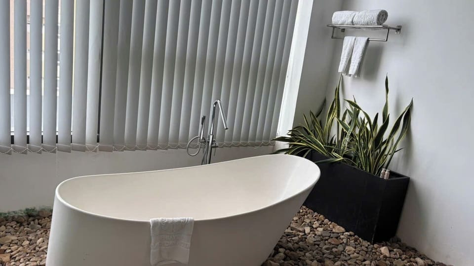 Junior Double Room | Bathroom | Hair dryer, towels, soap, shampoo