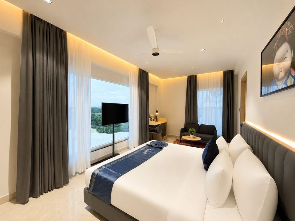 Luxury Suite | Minibar, desk, blackout drapes, soundproofing