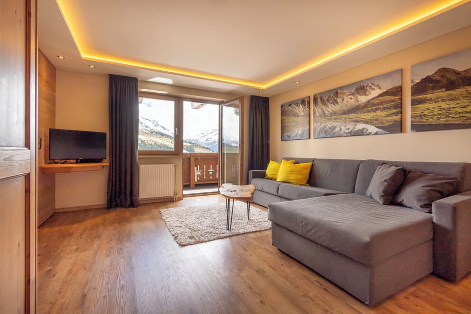 Suite, 2 Bedrooms | In-room safe, WiFi (free)