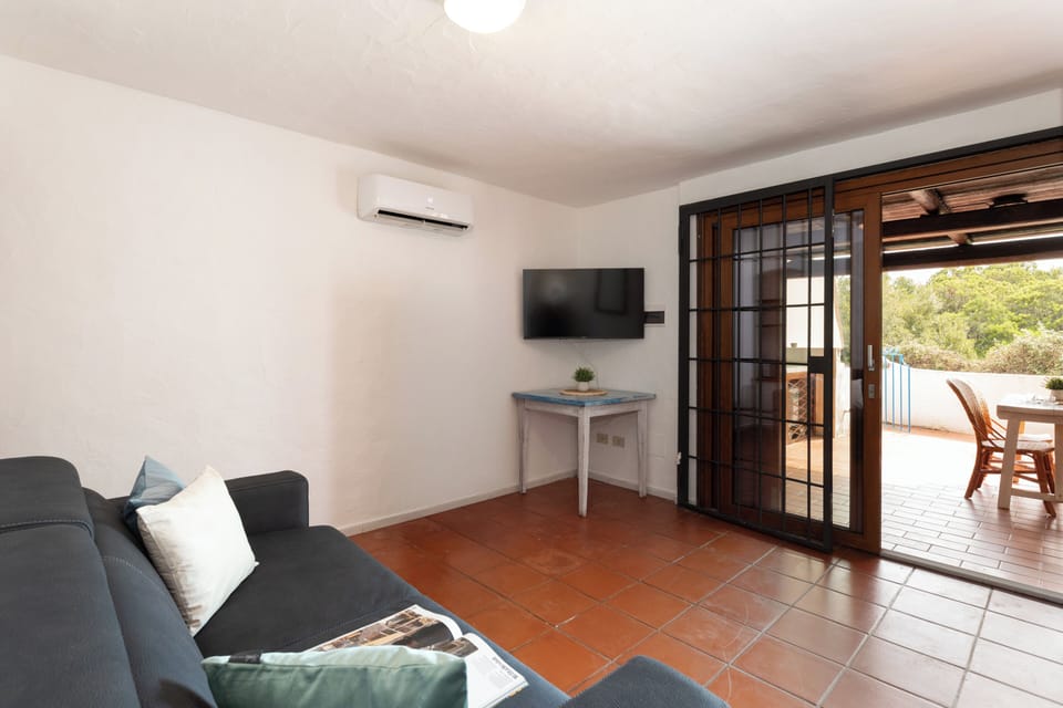 Apartment | Living area | 35-inch TV with satellite channels