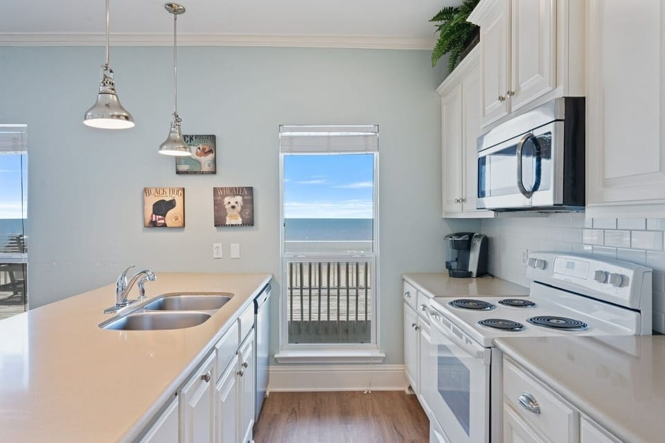 House, 4 Bedrooms | Private kitchen | Coffee/tea maker, fridge