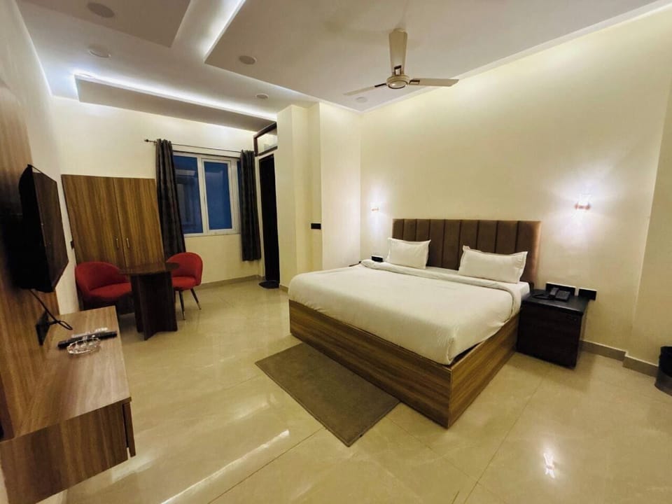 Deluxe Room | Iron/ironing board (on request), WiFi (free)