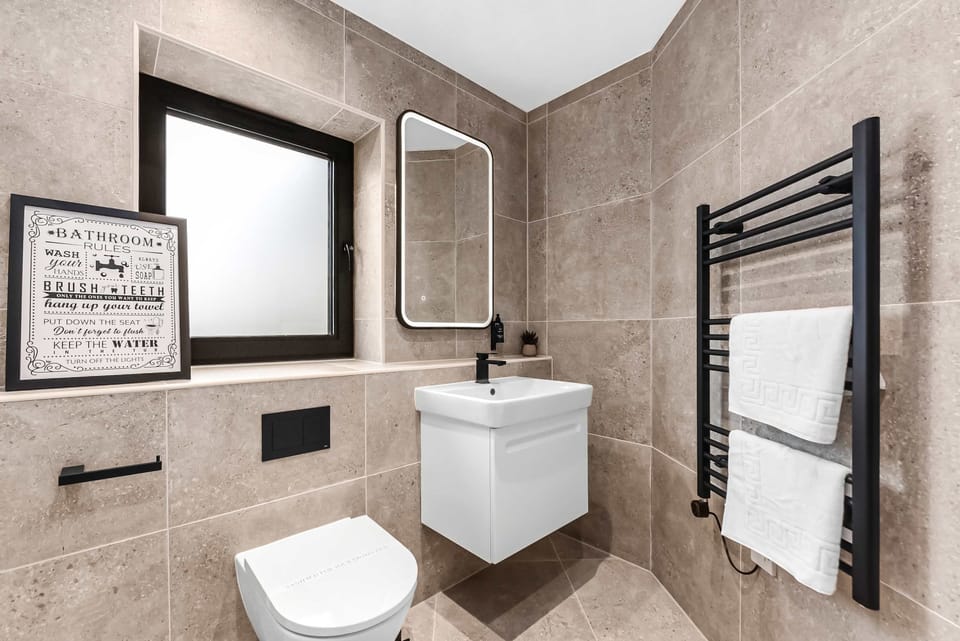 Modern 2 Bedroom Stay Balcony East Croydon Apartment in Croydon