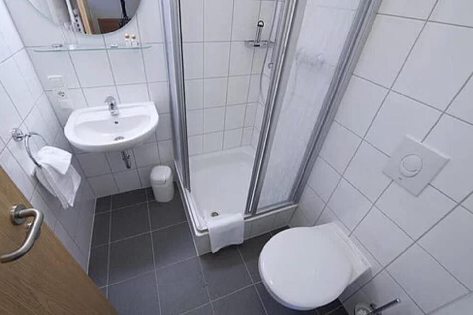 Single Room | Bathroom | Free toiletries, hair dryer (on request), towels, soap