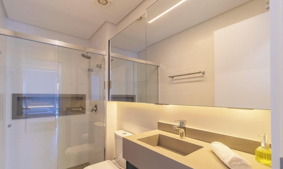 Basic Apartment | Bathroom | Shower