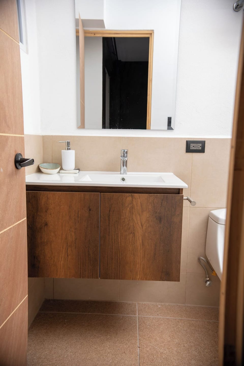 Deluxe Suite | Bathroom | Shower, rainfall showerhead, slippers, towels
