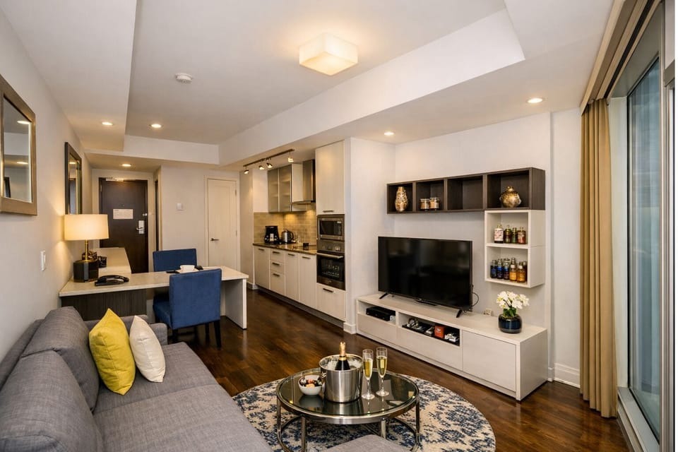 Standard Studio Suite, City View | Living area