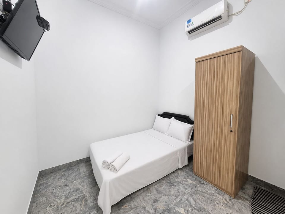 Deluxe Double Room | Desk, WiFi (free), bed sheets