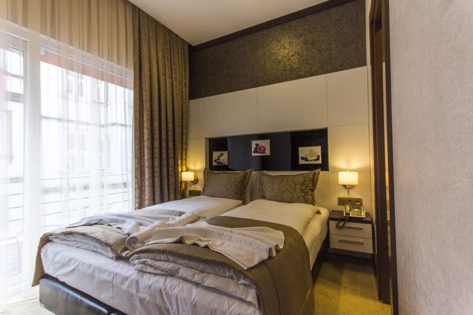 Deluxe Double Room, Balcony | In-room safe, desk, blackout drapes, soundproofing