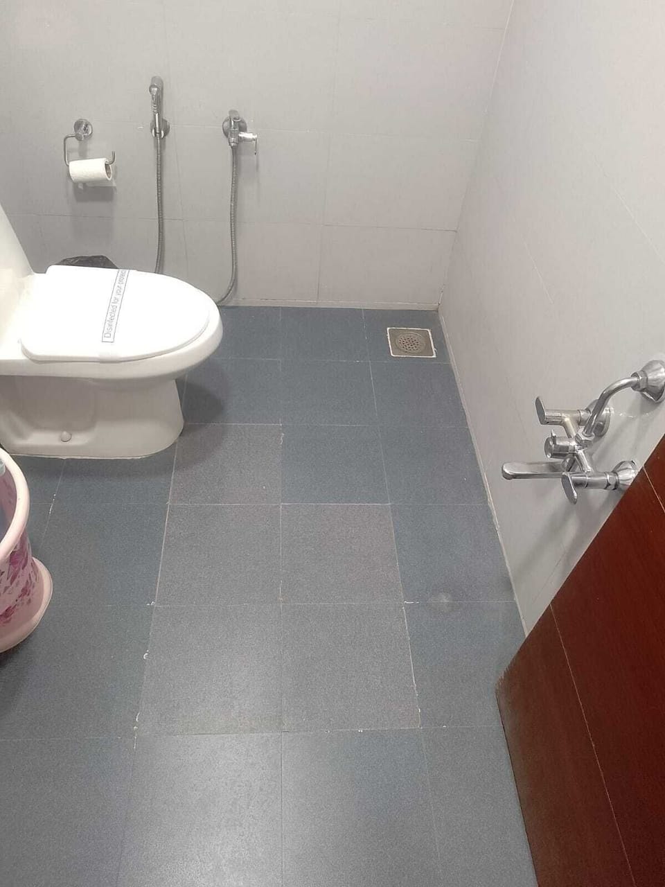 Deluxe Double Room, Courtyard View | Bathroom | Free toiletries, towels, soap, shampoo
