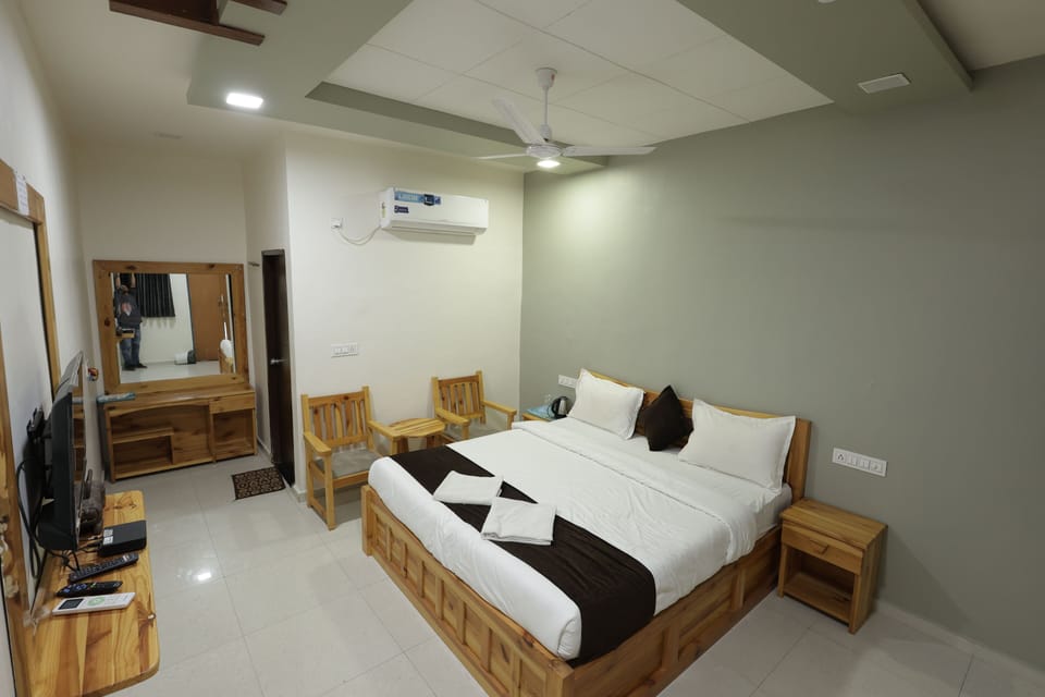 Deluxe Double Room, Courtyard View | Desk, WiFi (free)