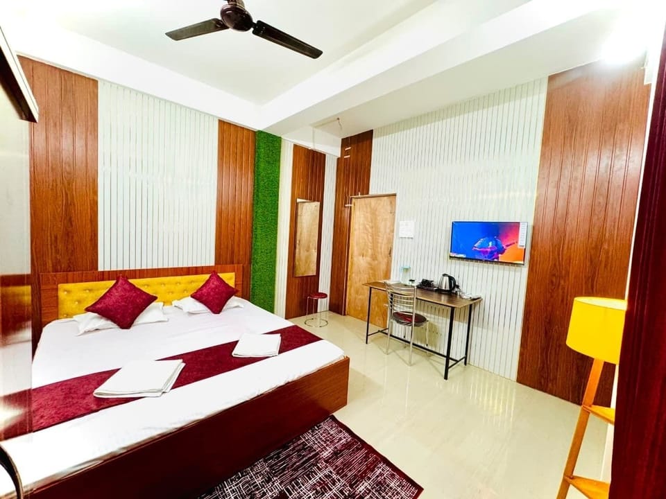 Deluxe Double Room, City View | Laptop workspace, WiFi (free)