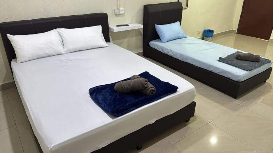 Comfort Triple Room | Iron/ironing board (on request), WiFi (free)